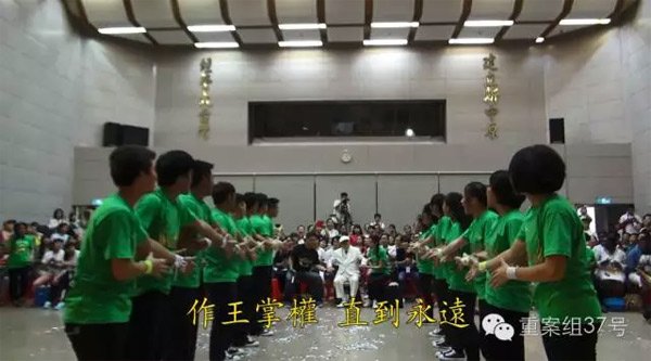 ▲“血水圣灵”夏令特会上,左坤被信徒们左右拥簇。 “血水圣灵”活动视频截图