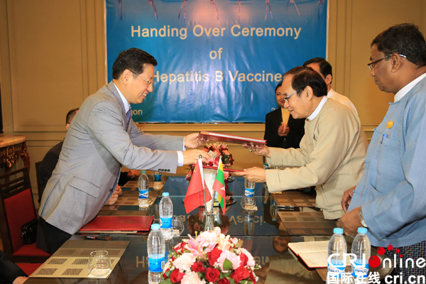 中国驻缅甸大使洪亮与缅甸卫生和体育部部长敏推博士交换交接证书（摄影：李福胜）