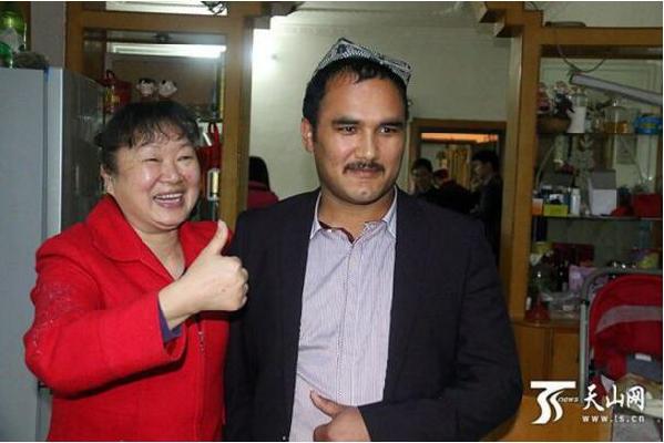 海比尔·艾合麦提和他的干妈史霞辉合影。 图来自天山网