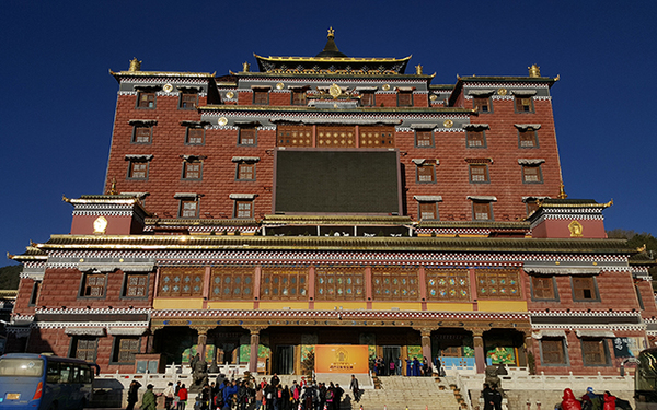 媒体团来到香巴拉时轮坛城。