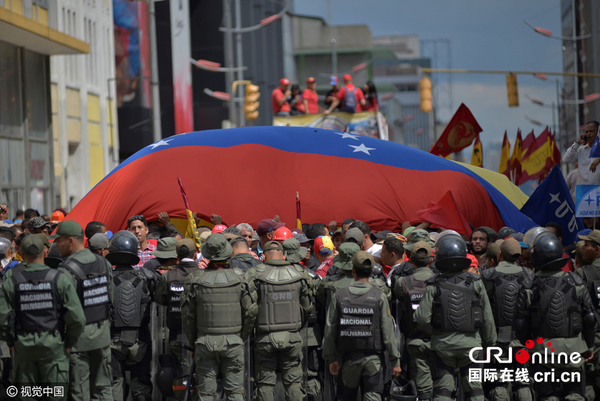 委内瑞拉总统马杜罗支持者国会大楼外游行(高