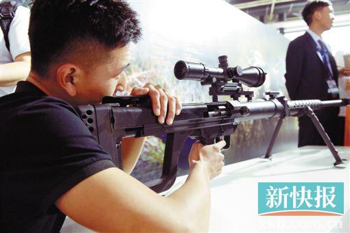 ■军迷体验14.5毫米反器材狙击步枪。