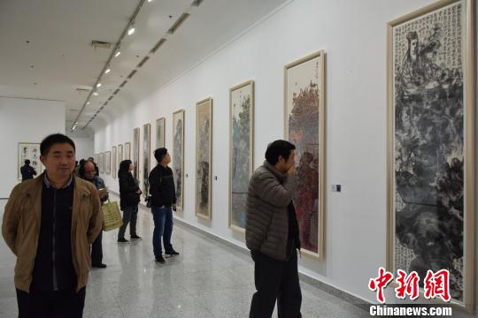 祖孙三代以指作画传承百年 134幅作品武汉展出