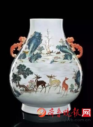 粉彩百鹿图螭耳尊，清乾隆，高44.5厘米。图片：致谢中国嘉德拍卖行