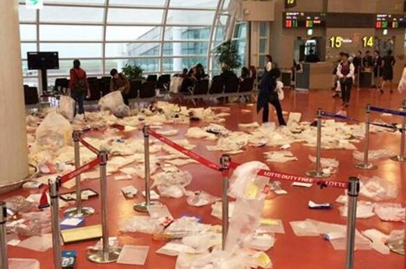 济州国际机场3楼地面散落着中国观光客拆除免税商品包装后的纸盒及塑胶袋。（图片来自《韩国时报》）