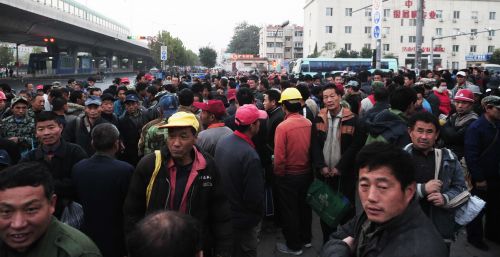 农民工赵庆娥:打零工挣钱帮儿买房子!