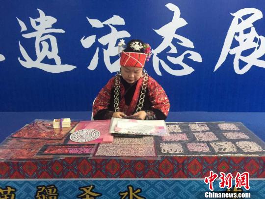 “苗疆圣水·生态剑河”亮相多彩贵州文化艺术节非遗展示