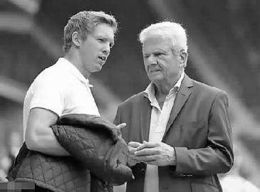 纳格尔斯曼（左）与老板霍普