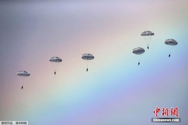 塞尔维亚与俄罗斯举行联合军演 伞兵跳伞遇彩