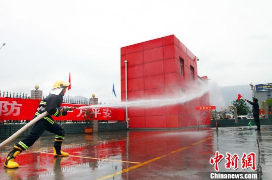 湖北恩施消防队比武PK救火技能
