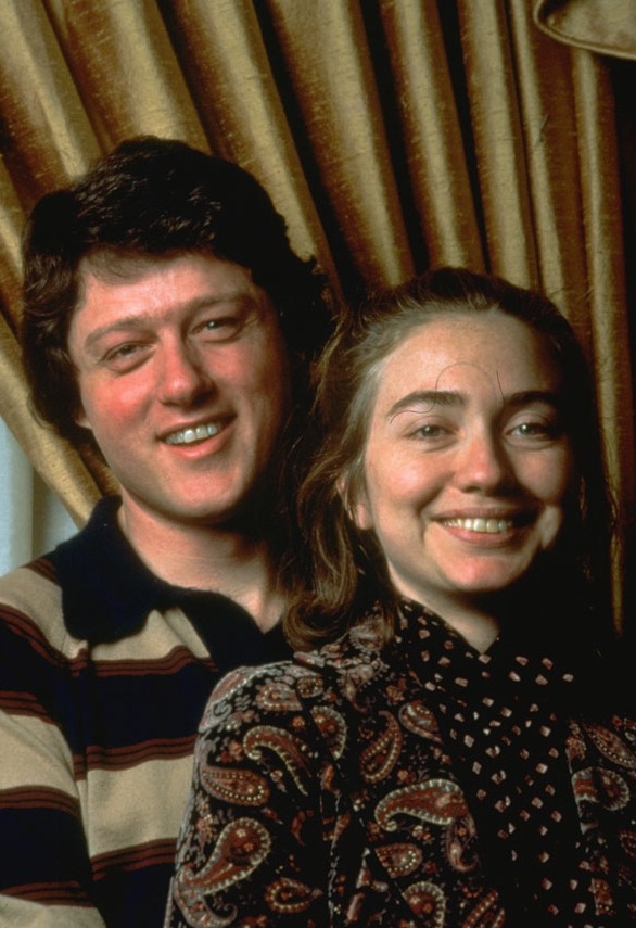 年轻时的希拉里与丈夫克林顿如何秀恩爱?带你