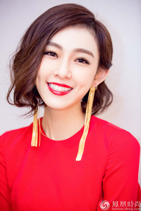 范玮琪性感红裙现身嗨唱 分享时尚辣妈心得