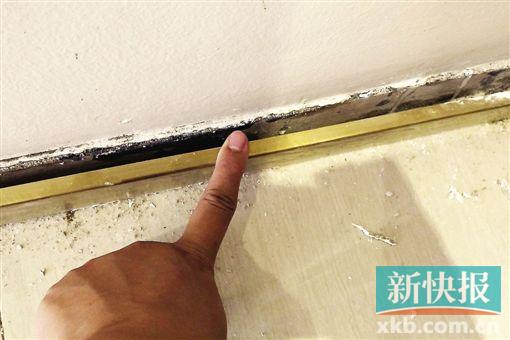 ■涉事楼盘一房屋内存在墙体裂缝、水迹等问题。