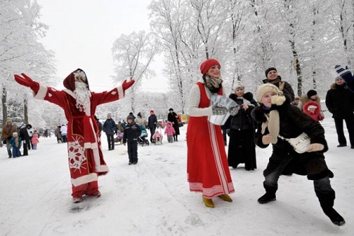 俄罗斯穿红色衣服的严寒老人和雪姑娘。（网络截图）