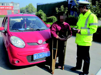 潍坊:拄着双拐无证驾驶未年审车辆