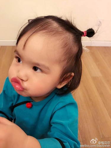 包贝尔晒女儿萌照,眼睛太漂亮了,网友:发际线随你!