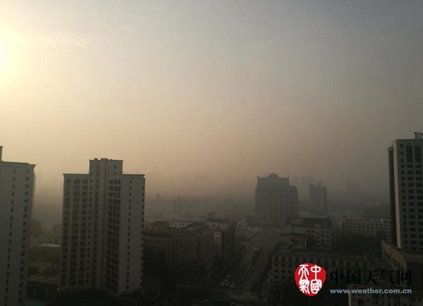 昨天，河南北中部有霾，上午10时，省会郑州AQI指数逾200，为重度污染。>>相关阅读