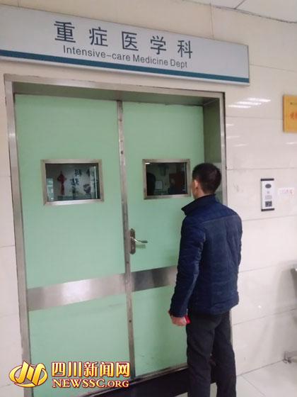 　　亲父马先云在门外焦急等待