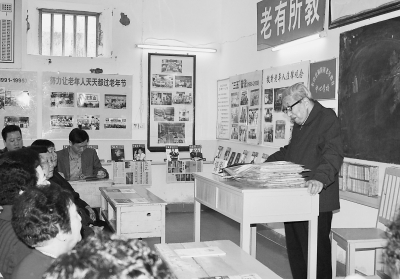 林建德在给学员们上课,今年94岁的他义务普法已29年。