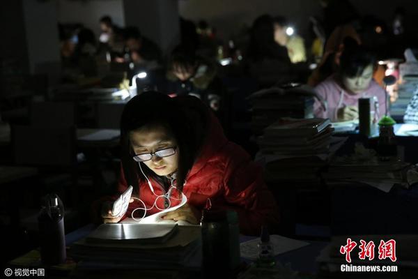安徽一校园临时停电 考研学生用手机照明坚持