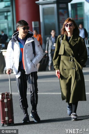 田亮推行李为老婆效劳 叶一茜帅气大衣高冷女王范图片