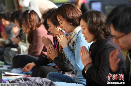 当地时间11月16日，韩国高考临近，考生家长在位于首尔的佛教寺庙内点蜡烛许愿祈福。