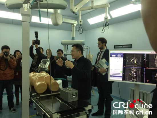 越南大V阮明科:一台由完全机器人完成的手术_