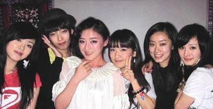 萌妹纸妈咪杨幂 她和袁姗姗也是大学同班同学 毕业照上的大幂幂和