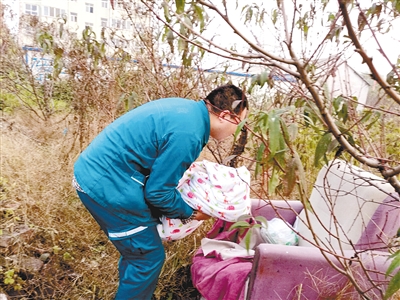 　　120急救人员小心抱起弃婴