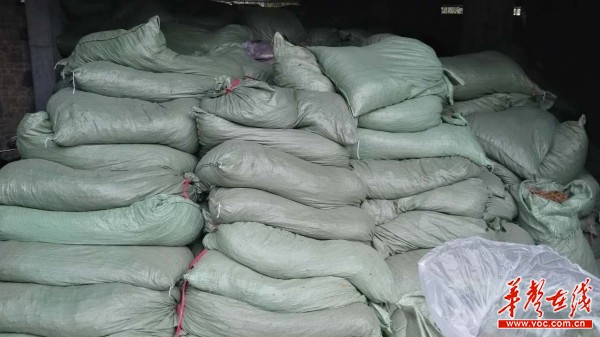 现场收缴的无证烟丝、烟叶等