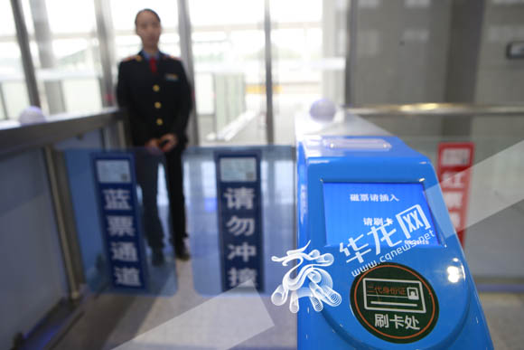 凭二代身份证可刷卡进站。 首席记者 李文科 摄