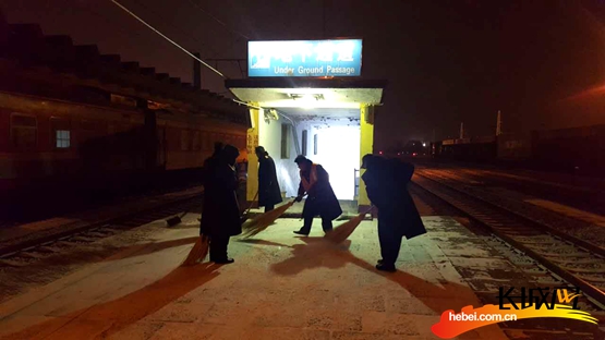 张家口车务段深夜清扫积雪确保旅客出行安全
