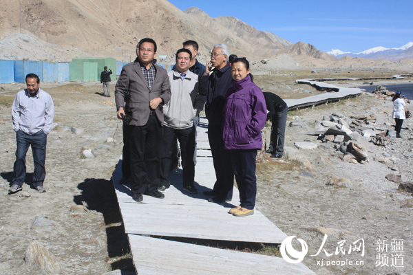 郑静华（右一）陪同自治区专家考察喀拉库勒湖景区