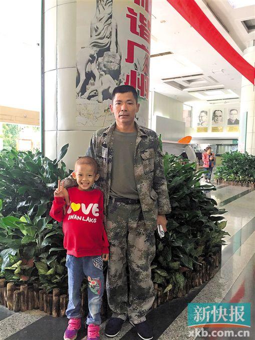 ■舒述军与女儿媛菇。