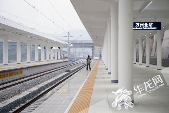 渝万高铁的开通缩短了主城至万州的距离,将吸引旅客前往旅游观光。 首席记者 李文科 摄