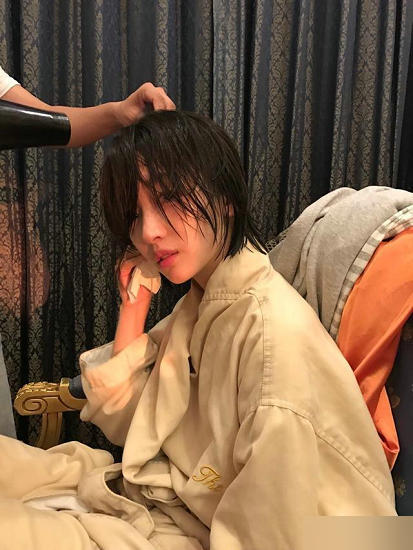 周冬雨抓头发!刘亦菲五官挤一起!好看的人才发