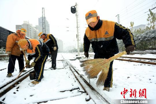 为确保陇海线客运安全畅通西安西站全力进行铁轨防冻除雪工作。　钟翰林　摄