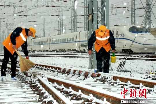 图为铁路工作人员进行铁轨防冻除雪工作。　王曙天　摄