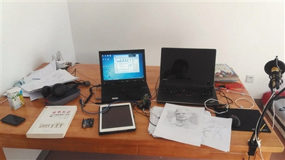 韩百川在家学习的书桌。A14-A15版图片/受访者提供