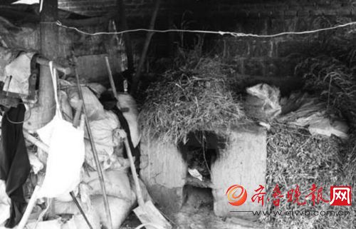 彭其传家里的厨房遍布杂物,但鲜有饭食。