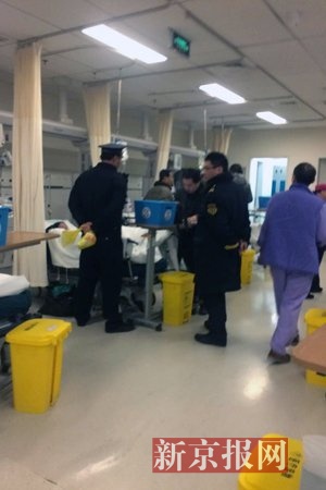 下午3点左右，协和医院急诊室内，警方在给患者做笔录。新京报记者李明摄