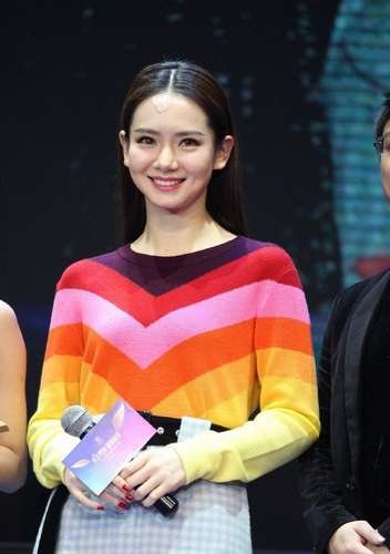 戚薇和李菲儿撞衫但人们的焦点全在戚薇额头上的创可贴那里