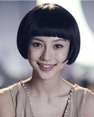 杨颖:短发也是很标致的那种,不过还是长发更好看一些