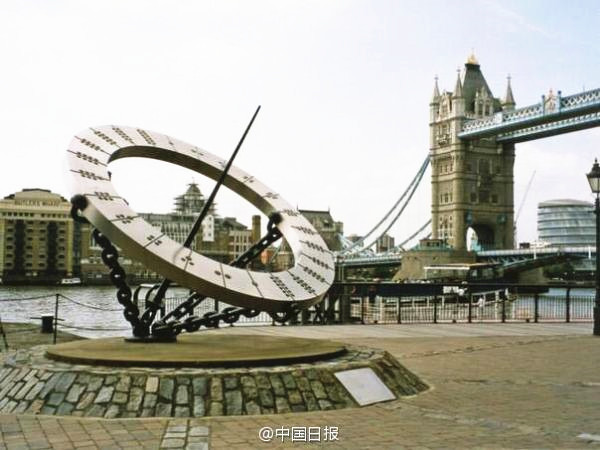 图说:伦敦塔桥边标志性雕塑"timepiece" 来自:@中国日报 官方微博