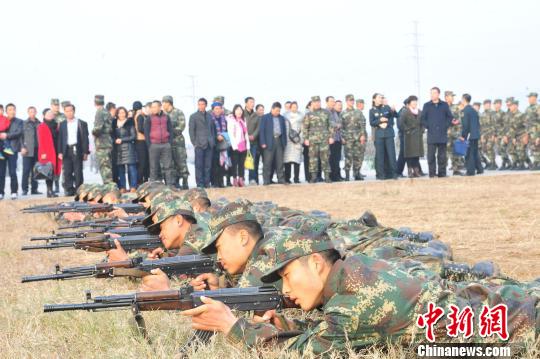 火箭军新训标兵亲属进军营 战士秀技艺回报家