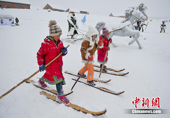 当地小朋友脚蹬古老毛皮滑雪板向往活动现场。  刘新　摄
