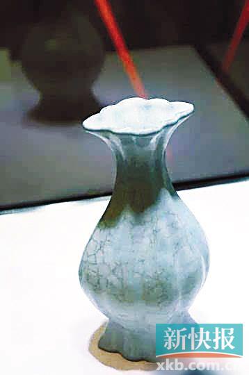 南宋官窑海棠瓶拍出8000万港元天价