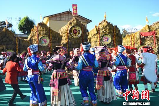 游客与傈僳族人跳起欢快的歌舞。　王哲 摄
