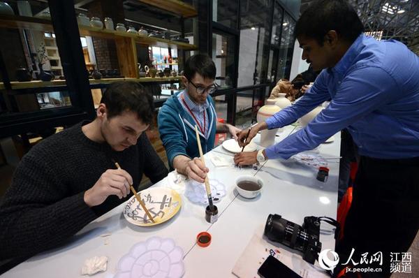 参加“2016外媒看江西”的中外记者在陶溪川邑空间体验陶瓷艺术创作。