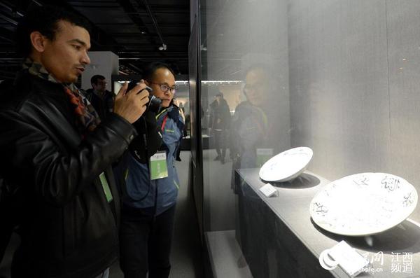 外媒记者参观中国陶瓷博物馆，“穿越千年”与瓷器珍品“亲密对话”。